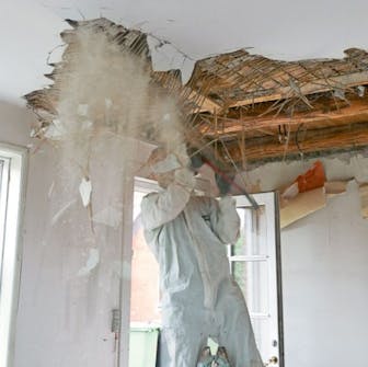 Frilagte tak bjelker: Det gamle pusstaket rives ned Frilagte tak bjelker: Det gamle pusstaket rives ned